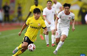 21岁国足新星即将登陆英超，签约后或将租借至英冠球队