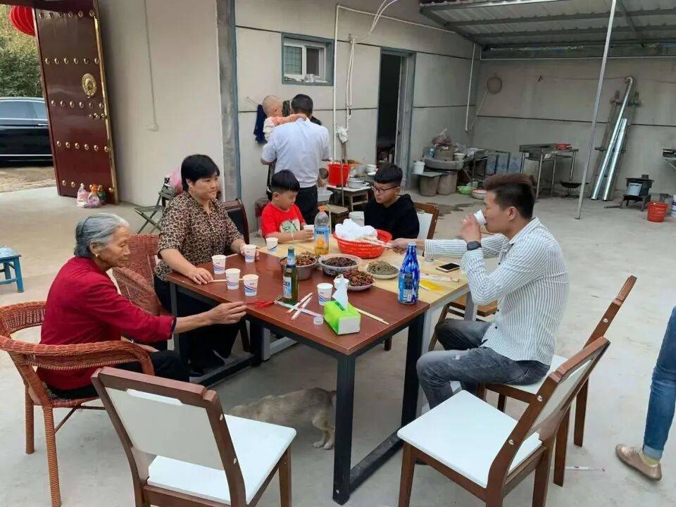 80后男子跪别已无亲人的老宅:约一年无人居住,没有父母后感觉家不再是家,磕头向着父亲遗像的方向