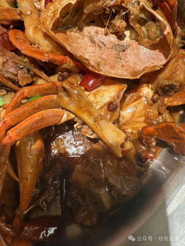 胖哥俩肉蟹煲中食材重复使用?顾客:蟹壳与蟹钳尺寸不符(图2)