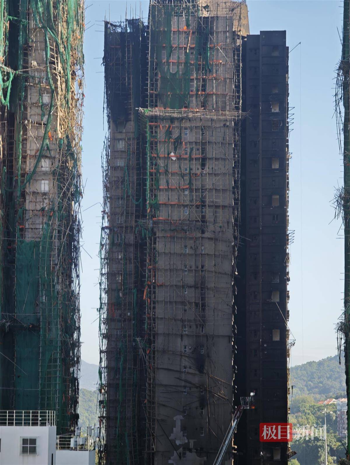 香港大埔火灾楼体焦黑棚架散落警方搜索两栋大厦未发现遗体