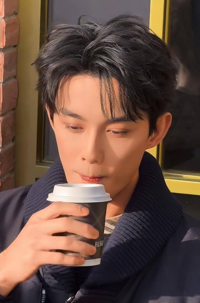 巴宝莉这天,蒋勤勤不高兴,陈坤老又肿,刘雯怼脸拍没颜值像男人