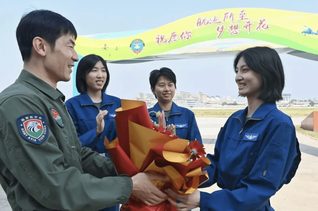 图片[5]-“00后”陆军女飞行员驾驶直升机，太飒了！ -华闻时空