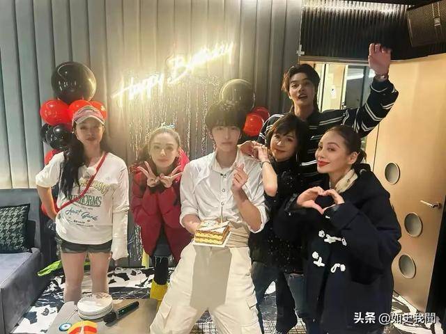 刘晓庆担忧的事发生了!意外摔倒、分不清人,75岁终是败在年纪上