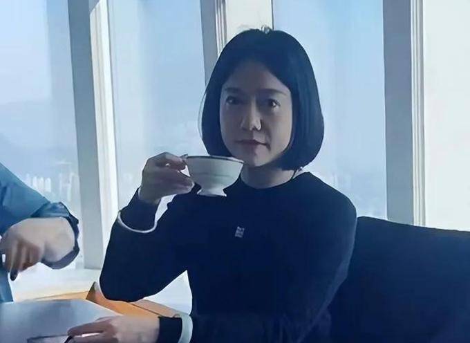 杨振宁逝世后翁帆首度参加活动,满脸微笑,翁母陪在身边心事重重