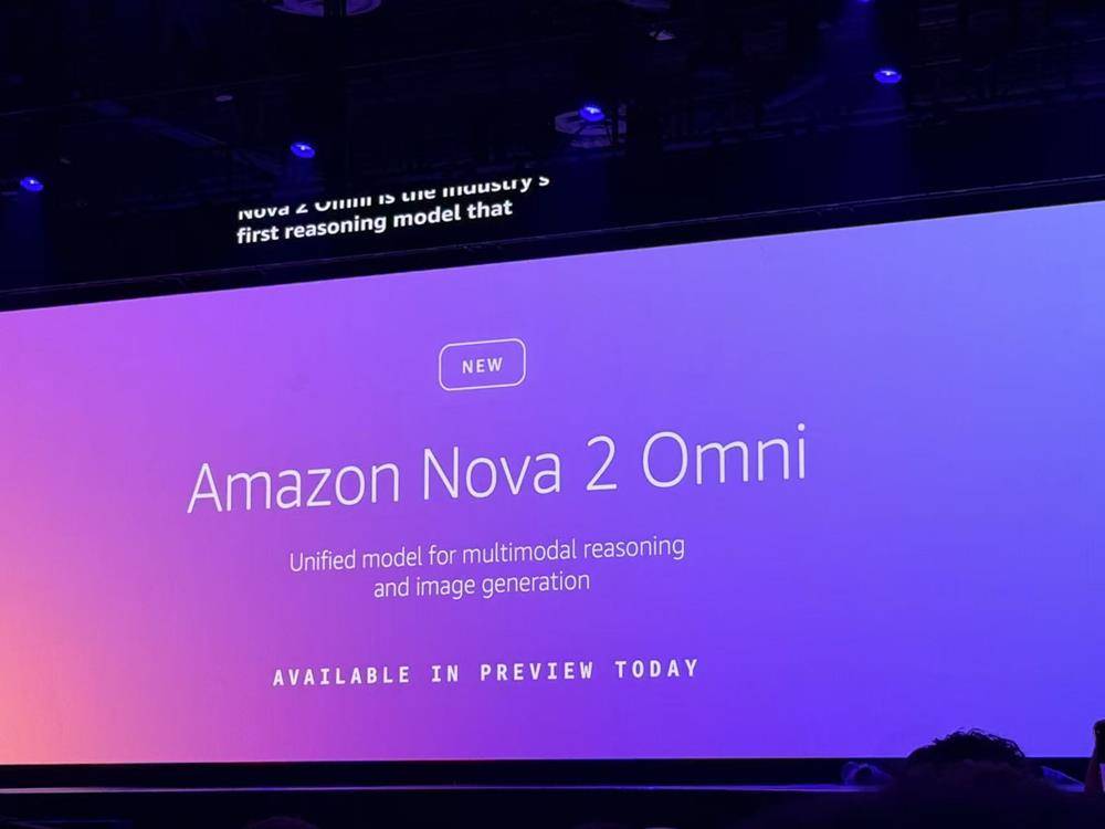 亚马逊杀疯了！连甩十大重磅发布，揭Agent大招、自研芯进展