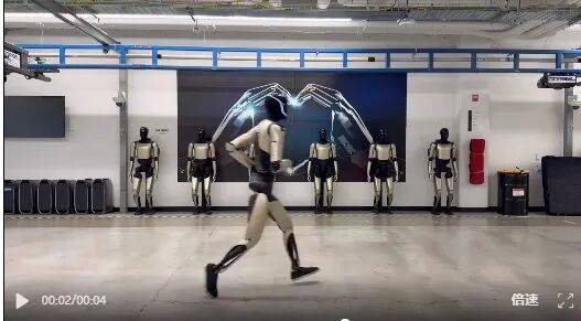 人形机器人跑起来了，特斯拉最新发布，团队：刷新了个人纪录！此前马斯克承诺明年实现量产，希望售价在2万至3万美元