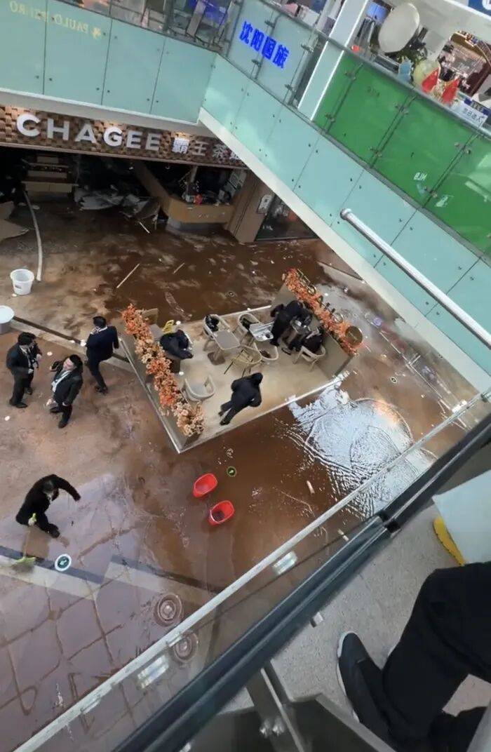 辽宁沈阳一万达广场疑管道破裂，一奶茶店内流出大量棕色污水，门店：已暂停营业