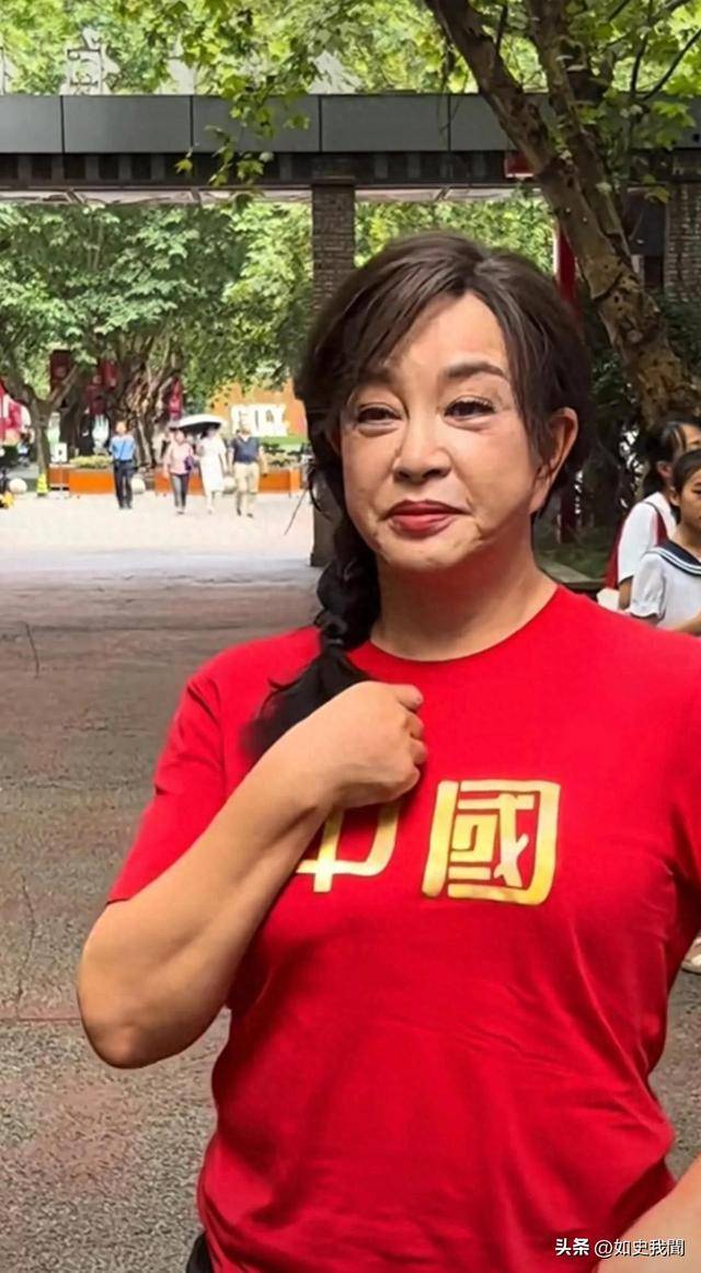 刘晓庆担忧的事发生了!意外摔倒、分不清人,75岁终是败在年纪上