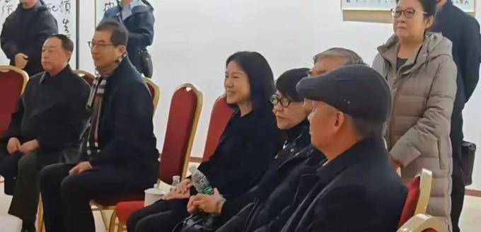 杨振宁逝世后翁帆首度参加活动,满脸微笑,翁母陪在身边心事重重