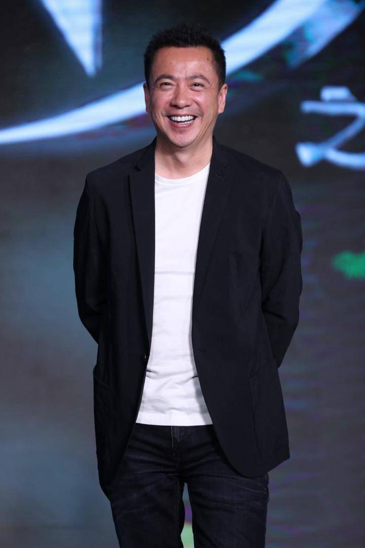 华谊兄弟七年狂亏80亿!王中磊夫妻转战短视频,上演老板带货记