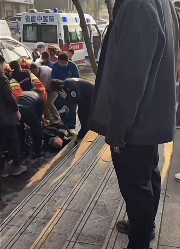 哈啰无人驾驶车辆撞上两路人:市民接力抬车 伤者已接受治疗(图1)