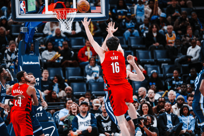 转身暴扣！杨瀚森NBA生涯首次首发，拿下4分5篮板2助攻