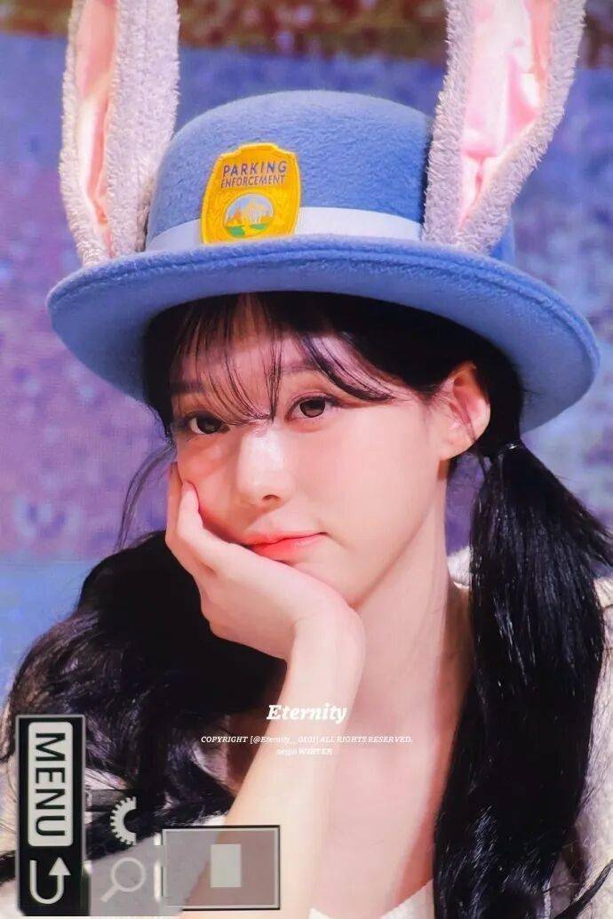 她保持开朗笑容灿烂却被质疑?网友力挺:表情管理强大!插图1 她保持开朗笑容灿烂却被质疑?网友力挺:表情管理强大!插图1