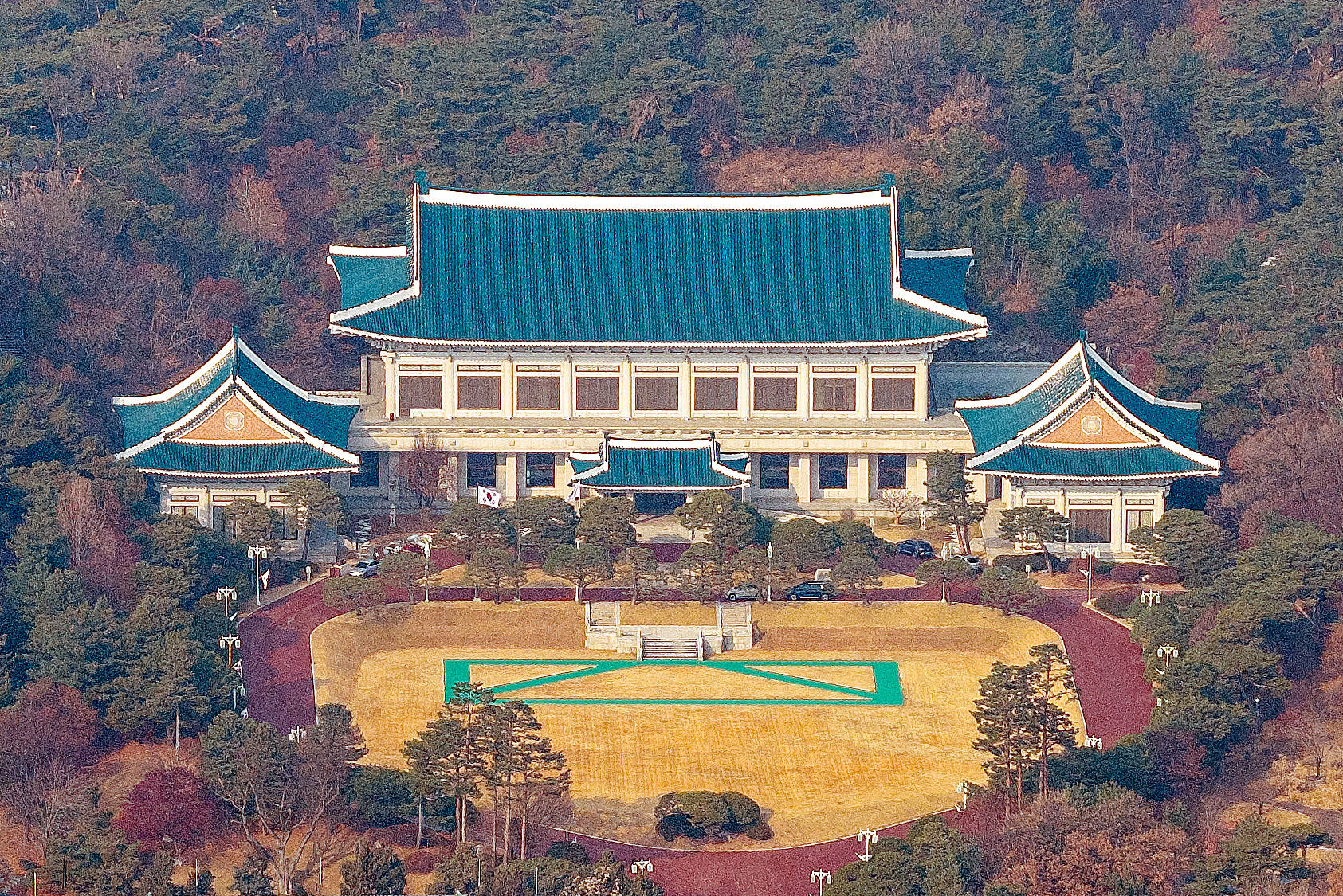 “紧急戒严”事件一年后,韩国政坛有哪些变与不变? -华闻时空