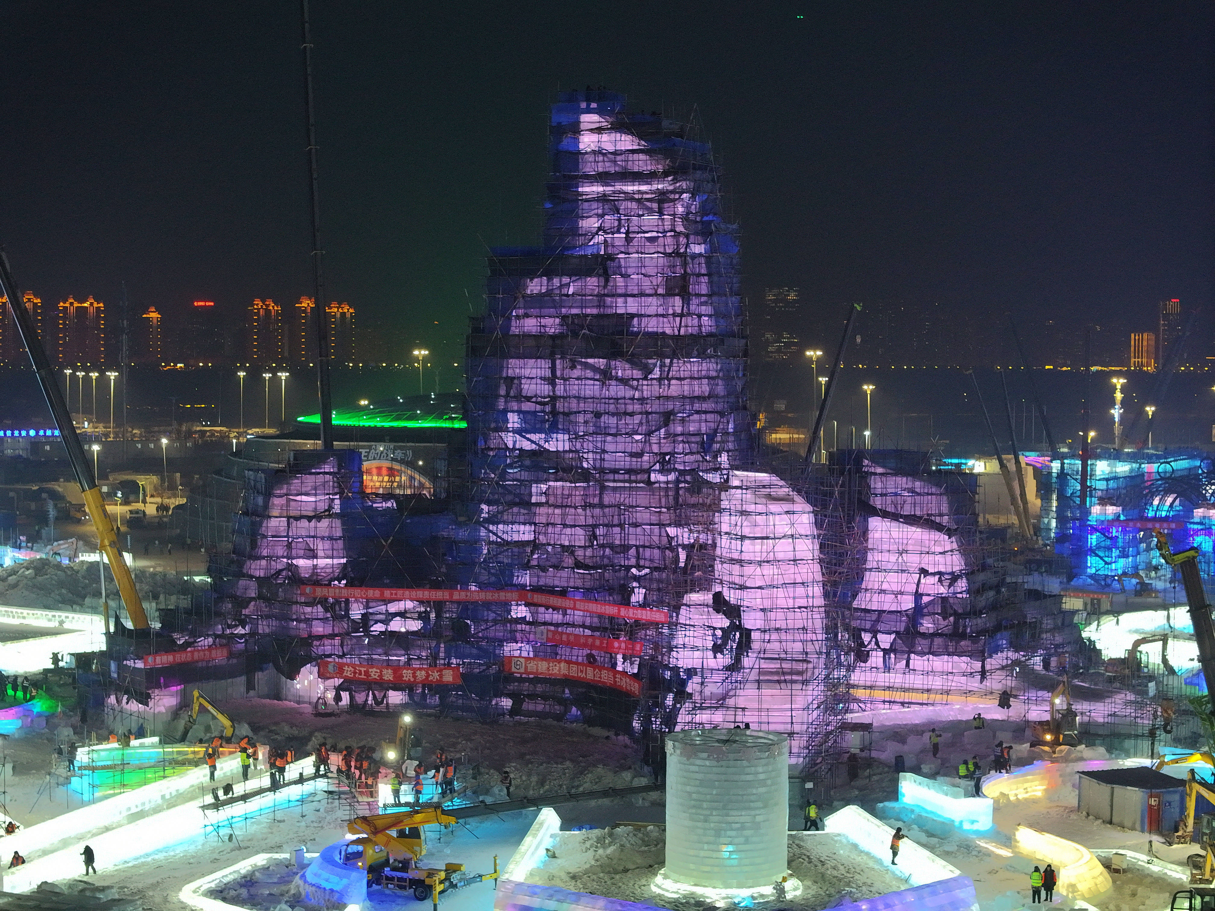 第二十七届哈尔滨冰雪大世界主塔“冰灯启梦”封顶#