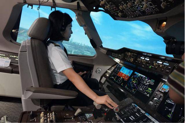 飒爽，C919首位女机长首航！