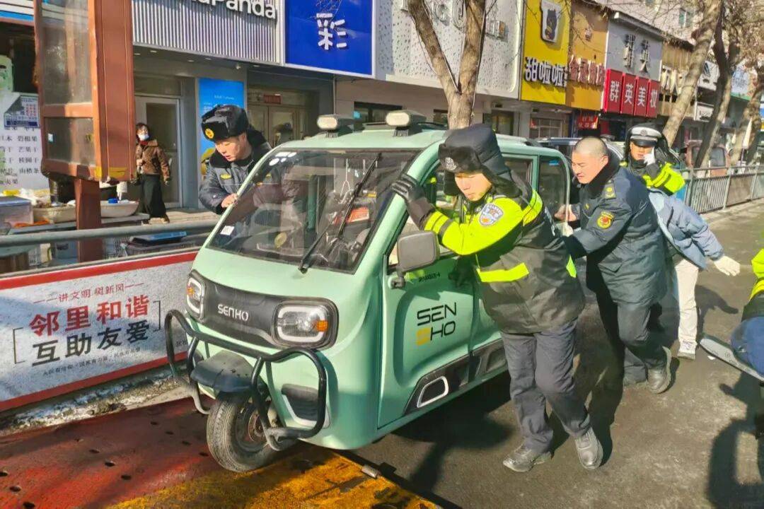 抚松交警联合县城市管理综合行政执法大队针对电动二,三轮车开展专项