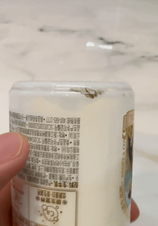 "认养一头牛"牛奶被指瓶内出现黑色异物:相关视频内容不可见(图1)
