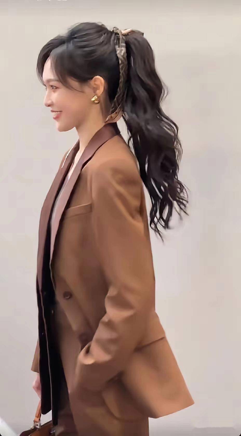 节气里的生活#唐嫣职场风穿搭也有范,扎高马尾,穿焦糖棕西装 直筒