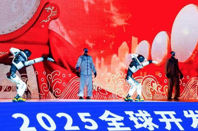 智元、宇树罕见同台炫技，上海具身智能加速产业落地