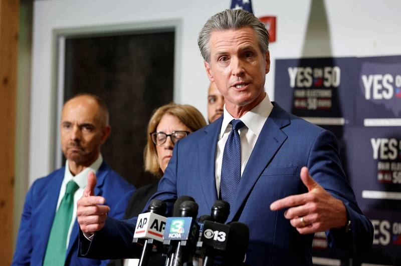 特朗普签行政令限制各州AI监管规则引争议,“少数寡头出卖了美国的未来”