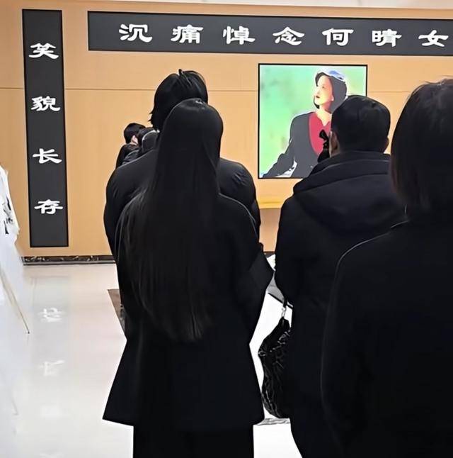 何晴去世后,儿子许何首次露面!没穿孝衣,手捧妈妈骨灰 眼睛哭肿