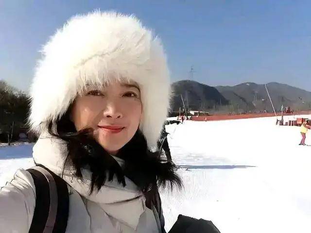 何晴去世后，儿子许何首次露面！没穿孝衣，手捧妈妈骨灰 眼睛哭肿