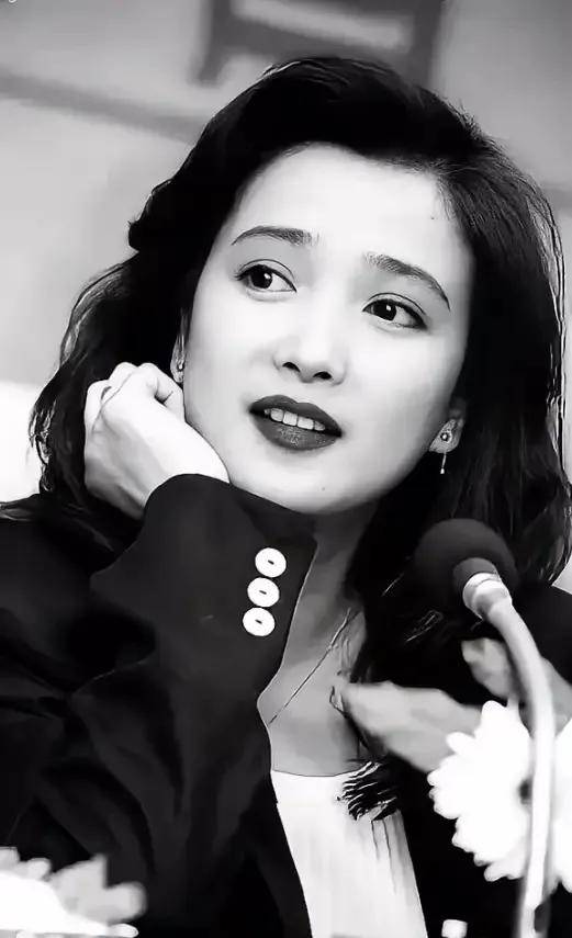 何晴追悼会！疑许亚军父子现身，包裹严实双眼泛红，两人一脸悲伤