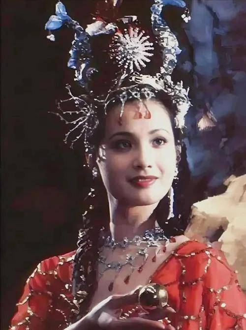 何晴追悼会！疑许亚军父子现身，包裹严实双眼泛红，两人一脸悲伤