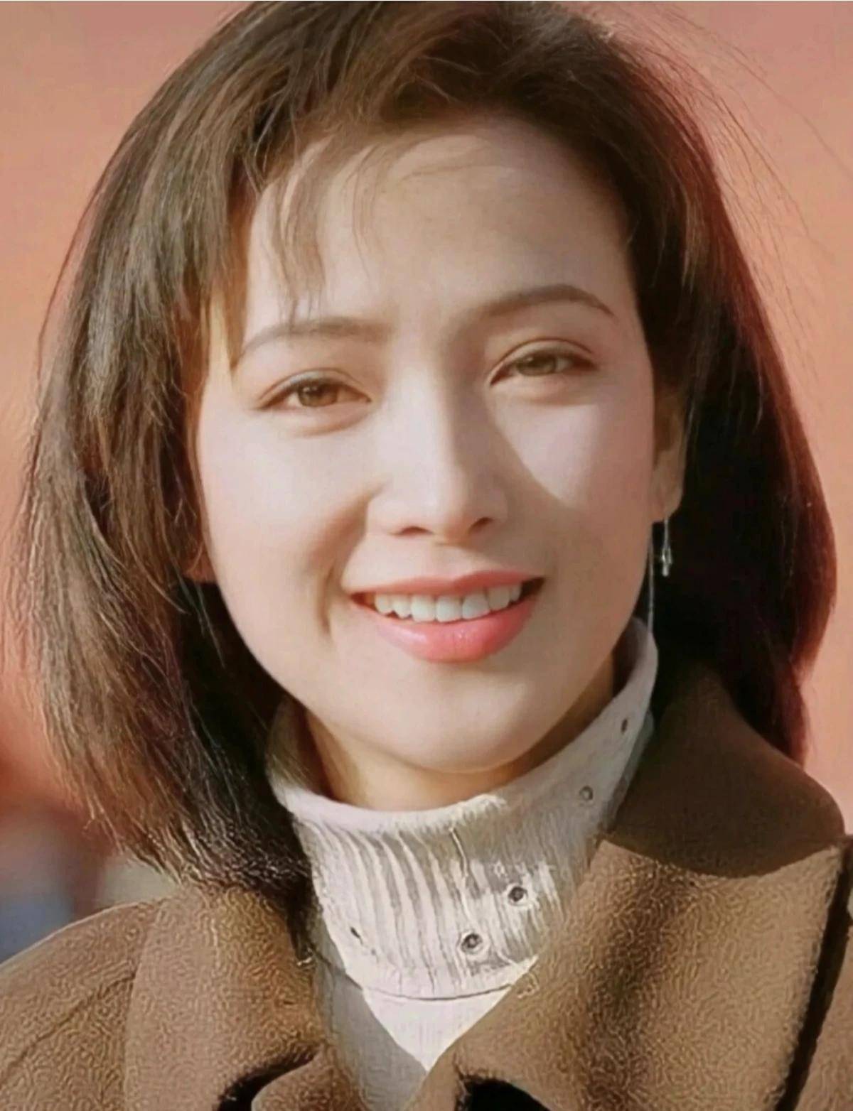 听闻何晴去世的消息，我闺蜜说：面相真是玄学，你别看何晴长得那么漂亮，可她无论演什么角色，哪怕是开怀大笑时，她的眉眼间也总有一股淡淡的哀愁，这样的人命不好。 2023年那张广为流传的聚餐照里，何晴扎着利落低马尾，穿米白针织衫坐在C位，笑出标志性梨涡。 朋友在评论区回复粉丝“恢复得不错...