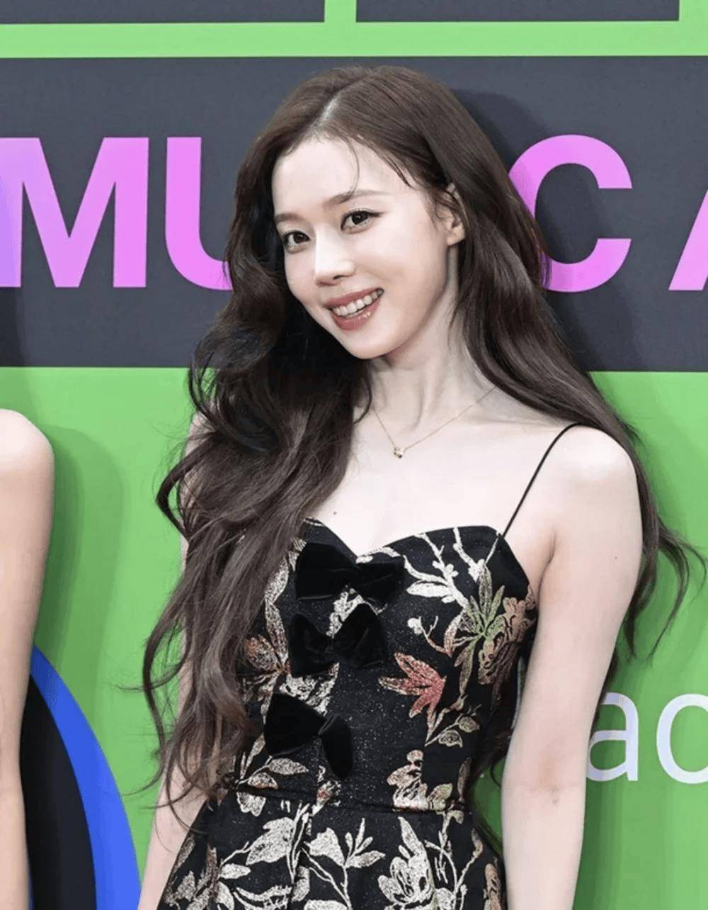 她无袖造型惊艳MMA红毯，手臂“情侣纹身”消失引发争论！插图