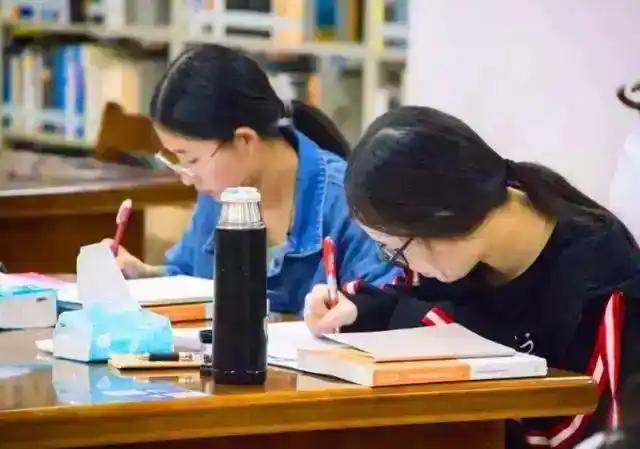 原创女儿为父亲录英语听力：两代人的教育反哺现象