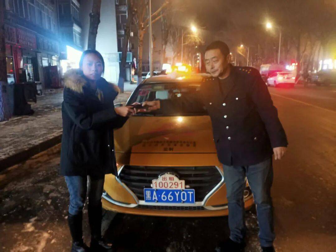 四川游客手机、身份证遗落出租车，冰城四星驾驶员20分钟内送还_搜狐网