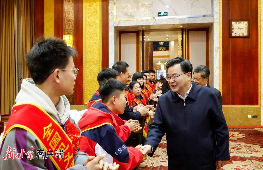 胡昌升会见全省见义勇为英雄模范和先进个人_精神_甘肃_发展