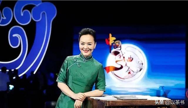 她是央视著名主持人，嫁哈佛海归恩爱22年，59岁临退休官宣新身份