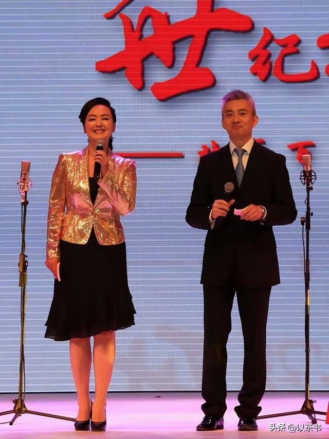 她是央视著名主持人，嫁哈佛海归恩爱22年，59岁临退休官宣新身份