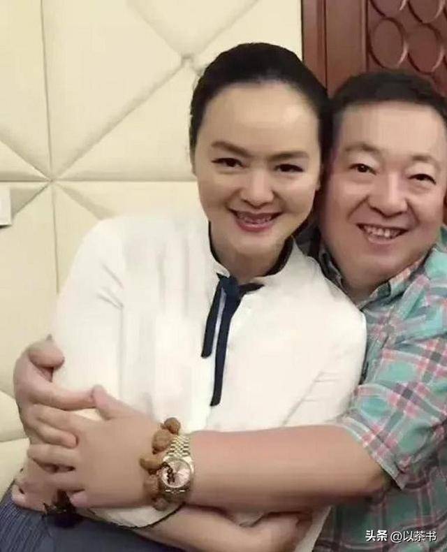 她是央视著名主持人，嫁哈佛海归恩爱22年，59岁临退休官宣新身份