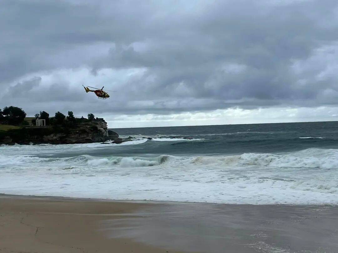 中国驻悉尼总领馆确认：25岁中国籍女子在悉尼海滩遇难；凌晨4点游泳被巨浪卷入海中