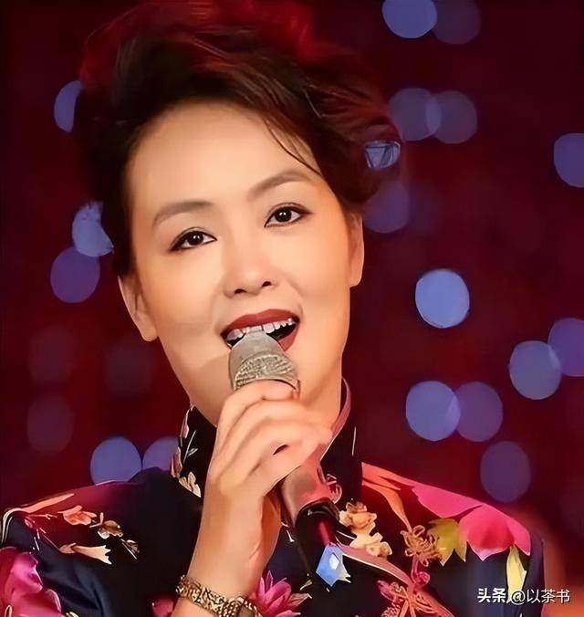 她是央视著名主持人，嫁哈佛海归恩爱22年，59岁临退休官宣新身份