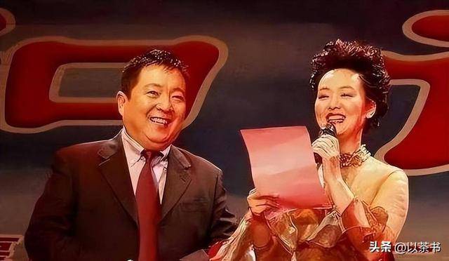 她是央视著名主持人，嫁哈佛海归恩爱22年，59岁临退休官宣新身份