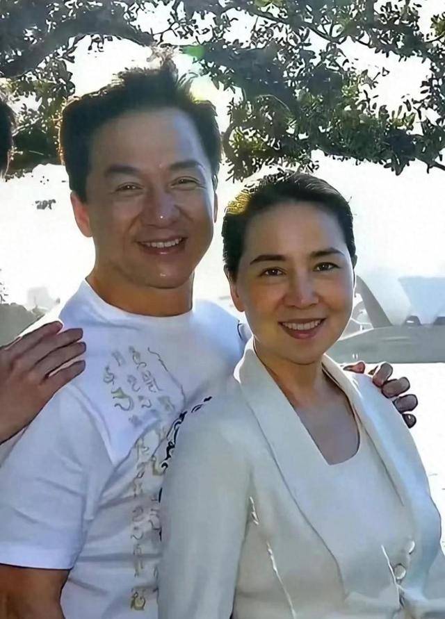 成龙半夜翻看手机监控，看到72岁林凤娇驼着背叠衣，当场红了眼眶