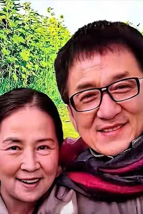 成龙半夜翻看手机监控，看到72岁林凤娇驼着背叠衣，当场红了眼眶