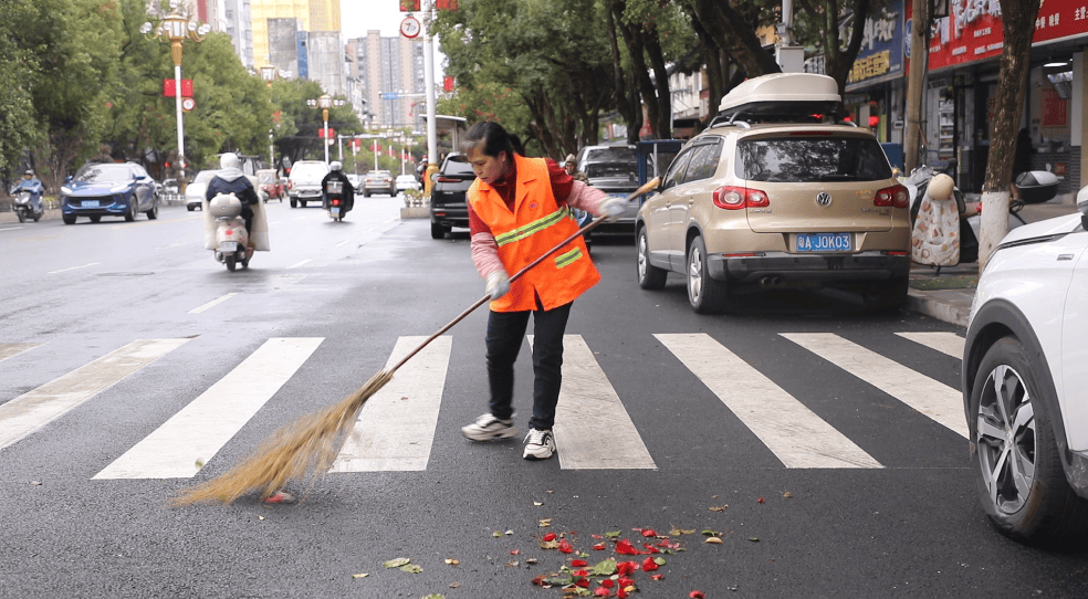 DB电竞官网入口江华：遵照岗亭的“工装色” 绘就假期的“守护图”