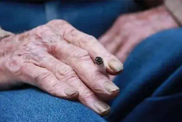 别让隐患靠拢独居白叟这份居家防火清单请收好！