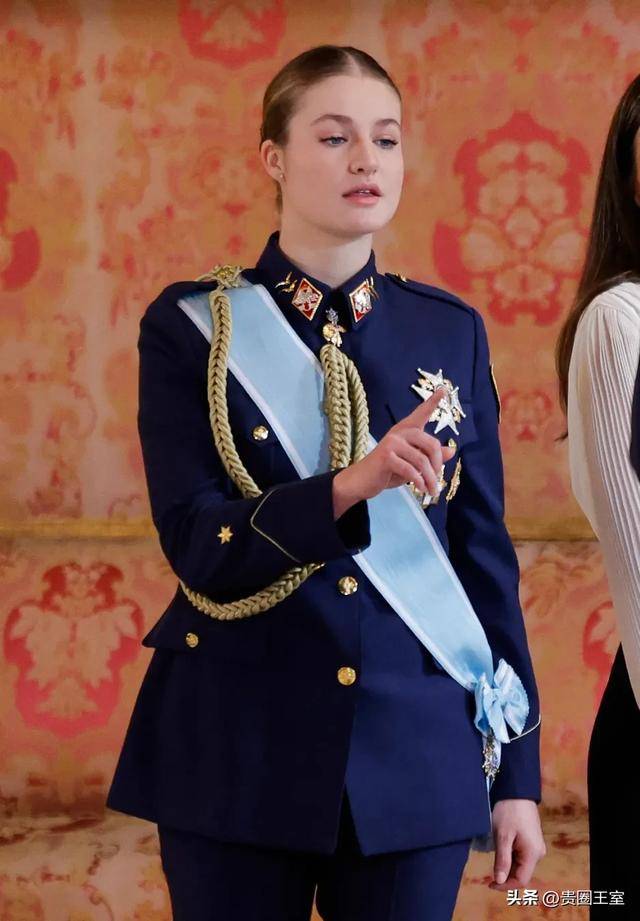 新年首秀！莱昂诺尔公主空军制服亮相，美貌与实力并存的未来女王_活动_国王_勋章