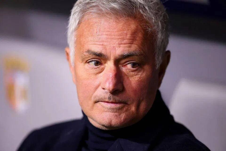 2大杯赛冲冠！穆帅炮轰裁判引众怒，本菲卡成全民公敌能逆袭吗？