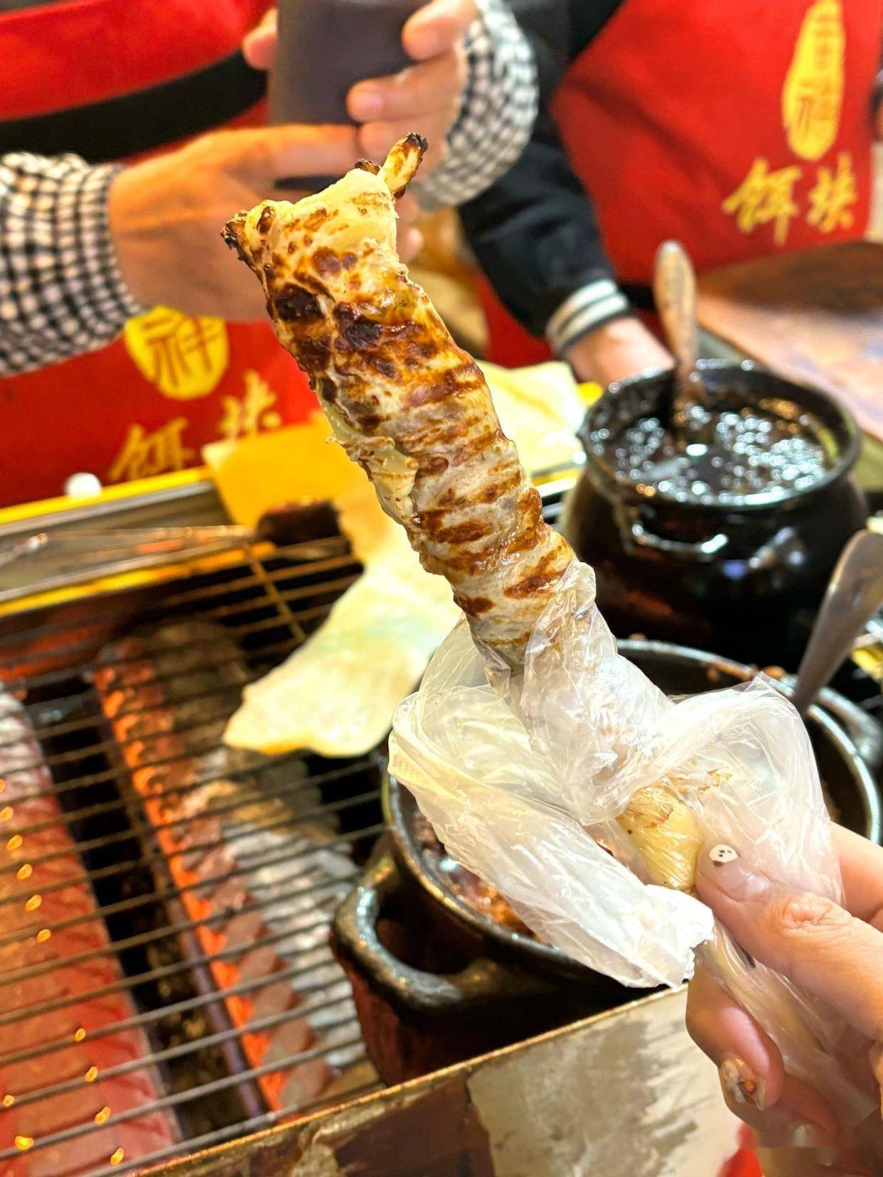 南诏国时已成祭祀人形饵块明清更融入市井烟火昆明街头烧饵块担