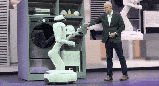 AI开始整活：叠衣、理发、当宠物，CES2026这些黑科技硬件太野了