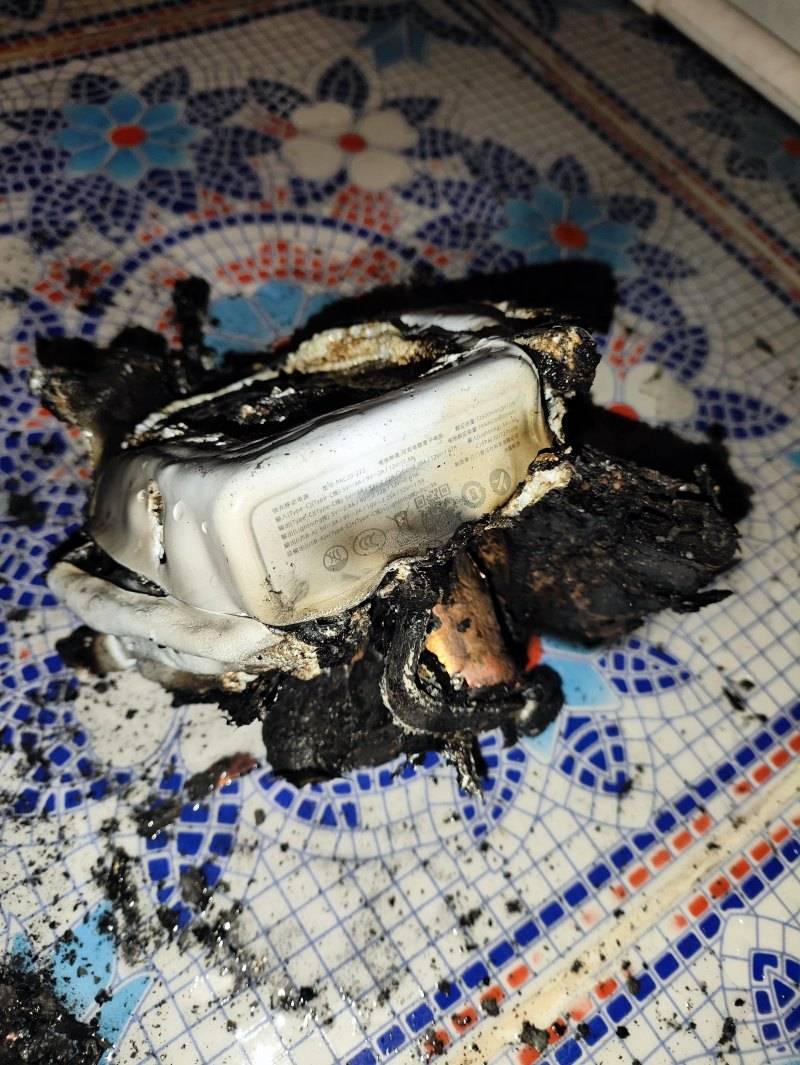 泰国旅游时罗马仕充电宝爆炸燃烧：中国游客