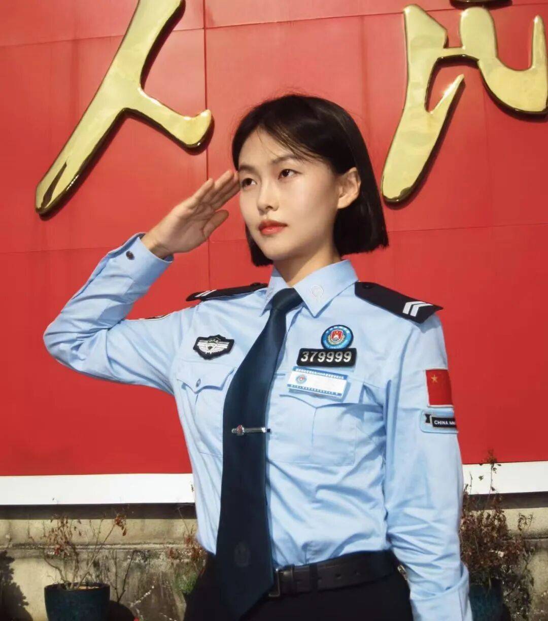 当藏蓝漫过衣角警徽在晨光里轻颤